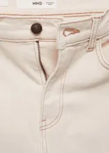 Jeans mom-fit de tiro alto color crudo, con cierre de cremallera y botón, trabillas para cinturón y diseño clásico de cinco bolsillos.