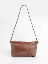 Cartera bandolera de cuero marrón con detalles de tachas metálicas doradas en los laterales y en la correa larga, cierre superior y logo grabado.