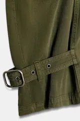 Pantalón cargo de tiro medio confeccionado en algodón, con diseño de pierna ancha y costuras verticales. Presenta bolsillos laterales y bolsillos de plastrón con solapa en las piernas. El bajo es ajustable mediante trabillas y hebillas metálicas.