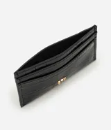 Billetera tarjetera Satinato de tamaño compacto, confeccionada en cuero sintético con textura efecto croco. Cuenta con ranuras para tarjetas y detalle de logo metálico dorado en el frente.