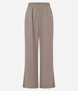 Pantalón deportivo de corte recto confeccionado en microfibra color marrón, con cintura elástica y recortes laterales en tule.