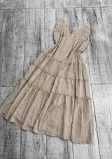 Vestido corto con breteles finos y escote en V, con detalles de encaje en el busto.