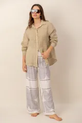 Pantalón de corte ancho, color blanco con estampado gráfico de líneas oscuras con formas geométricas.
