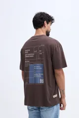 Remera oversize Brooksfield de color marrón, con diseño de manga corta, cuello redondo y estampa minimalista en el frente.