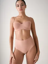 Bombacha de tiro alto y corte láser, color beige, con diseño sin costuras que ofrece un efecto segunda piel.