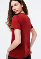 Camiseta básica de corte ajustado, con cuello redondo y mangas cortas, confeccionada en tejido de algodón suave.