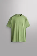 Remera de entrenamiento regular fit de Zara Athleticz, confeccionada en tejido técnico verde melange con estructura, ligero y elástico. Cuenta con tecnología Quick Dry nivel 2, cuello redondo, manga corta, costuras planas y detalle de logo estampado.