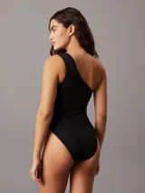 Bañador negro asimétrico con un solo tirante, copas moldeadas suaves con relleno extraíble y pierna alta.