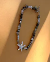Collar de alpaca con cuentas de labradorita, jaspe rojo y cuarzo lima. Incluye una estrella de mar realizada a mano y una perla de río natural.