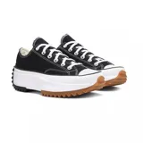 Championes urbanos Converse Run Star Hike OX, color negro con suela de goma blanca y marrón.