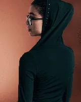 Campera negra ajustada con capucha y cierre frontal. Presenta mangas largas y un estampado con la palabra "Sublime" en cursiva color blanco.