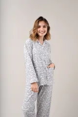 Pijama de dos piezas celeste con estampado floral, compuesto por camisa de manga larga abotonada y pantalón largo.