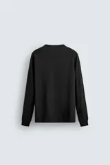 Camiseta de manga larga tipo ranglán con cuello redondo y cierre frontal de botones. Presenta un diseño de rayas horizontales finas en tonos oscuros.