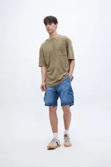 Remera celeste con efecto marmolado, bolsillo en el pecho con parche decorativo y arte en la espalda baja. De calce oversize y algodón lavado con textura extra suave.