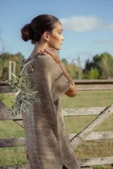 Vestido corto tejido en lurex dorado, con escote en V y mangas cortas.