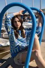 Buzo oversize de punto color marfil con diseño geométrico jacquard en tonos rosado, amarillo, celeste y marrón. Cuenta con cuello redondo y mangas largas.