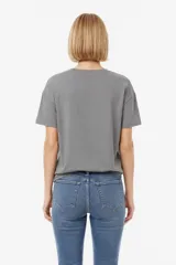 Remera marrón de manga corta y cuello redondo, confeccionada en algodón, con estampado frontal estilo universitario con la inscripción "Amour C'est La Vie Paris, France".