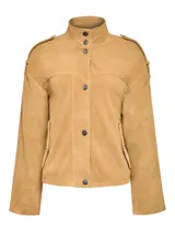 Chaqueta de cuero color camel con cuello alto, cierre frontal con botones metálicos y bolsillos laterales. Presenta detalles de costuras en los hombros y diseño de corte regular.