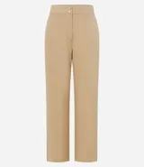 Pantalón wide leg color marrón claro, de tiro alto, con cierre tradicional y doble botón en la cintura.