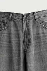Jeans balloon fit de corte relajado y tiro medio, confeccionados en denim de algodón con efecto lavado y diseño clásico de cinco bolsillos.