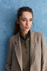 Blazer de corte recto y silueta relajada, de color tostado, con solapas clásicas y bolsillos con solapa en los laterales.