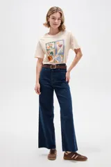 Pantalón jean azul de corte ancho y tiro alto, con presillas para cinturón.