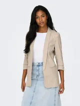 Blazer regular fit color rosado viejo, con cuello solapa, mangas 3/4 y bolsillos frontales ribeteados.