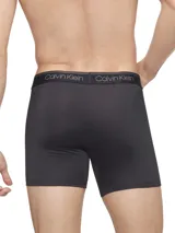 Pack de tres calzoncillos tipo boxer brief de la marca Calvin Klein, confeccionados en tejido micro stretch. Presentan un diseño liso en color negro con cintura elástica distintiva de la marca con el logo grabado.