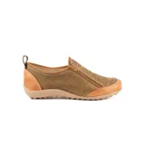 Zapato de cuero artesanal en color verde militar con detalles en marrón claro, diseño calado con perforaciones, doble cierre lateral y suela de goma con relieve.
