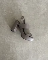 Sandalias de plataforma color marrón, con dos tiras anchas en el empeine y tobillo con hebilla dorada.