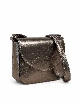 Bandolera compacta de cuero vacuno color gris con efecto gastado, solapa redondeada y correa ajustable.