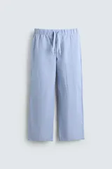 Set de pijama para hombre compuesto por una remera blanca de cuello redondo y mangas cortas, y un pantalón celeste a rayas verticales con cintura elástica y bolsillos laterales.