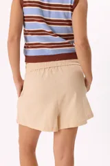 Short negro de lino con cintura elastizada y cordón ajustable.