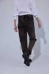 Pantalón de jean con efecto lavado ácido en tono marrón oscuro, de corte recto y tiro medio.