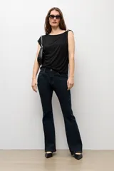 Blusa negra sin mangas, de cuello redondo y caída fluida, con detalle de argolla metálica en el hombro.