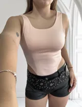 Body rosado de breteles con escote cuadrado y corte cavado en la cadera.