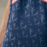 Musculosa de básquet Umbro del Club Nacional de Football, modelo Alternativa. Diseño azul con detalles en blanco y rojo en cuello y sisas. Incluye logo de Umbro, escudo del club y sponsor en el frente.