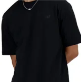 Remera de algodón color negro, de corte holgado y manga corta, con logo de la marca bordado en el pecho.