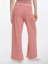 Pantalón de dormir de corte recto y calce relajado, confeccionado en algodón con estampado de rayas horizontales en tonos rosa y crema. Cuenta con cintura elástica para mayor comodidad.