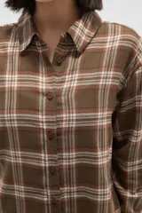 Camisa de algodón con estampado de cuadros en tonos marrones y blancos, de corte holgado, manga larga y cierre frontal con botones.