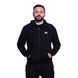 Campera deportiva con capucha y cierre frontal, color negro, con logo pequeño en el pecho y bolsillos tipo canguro.