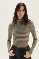 Polera de manga larga con cuello alto, confeccionada en tejido de punto acanalado con diseño de rayas horizontales en color marrón y turquesa. Presenta un bordado pequeño en el pecho y un calce ajustado al cuerpo.