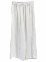 Pantalón blanco de lino, de corte holgado tipo palazzo, con cintura elástica fruncida y detalles de costuras decorativas laterales.