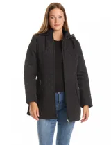 Campera capitoneada de largo midi en color bordó, con diseño de rombos en el cuerpo y mangas, y costuras diagonales en los laterales. Cuenta con cierre frontal, capucha desmontable con interior suave y panel entallado en la cintura.