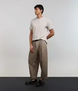 Remera de manga corta color beige, corte slim, con cuello redondo y textura acanalada vertical.