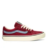 Zapatillas Vans Old Skool color borgoña con raya lateral celeste y suela de goma color crema.