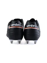Championes de fútbol Umbro Speciali SG, color negro con logo Umbro en blanco.