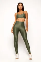Calza deportiva de tiro alto en color verde militar, confeccionada en tejido técnico con acabado satinado. Presenta un diseño anatómico que se ajusta al cuerpo y cuenta con un bolsillo interno.
