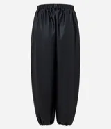 Pantalón aladín de poliuretano color negro, de corte ancho con diseño abullonado y botamangas elásticas ajustadas, con cintura elástica.