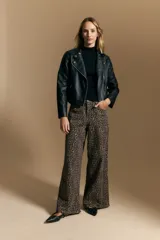 Pantalón de tiro medio con corte recto y silueta amplia, confeccionado en tejido con estampado animal print de leopardo.